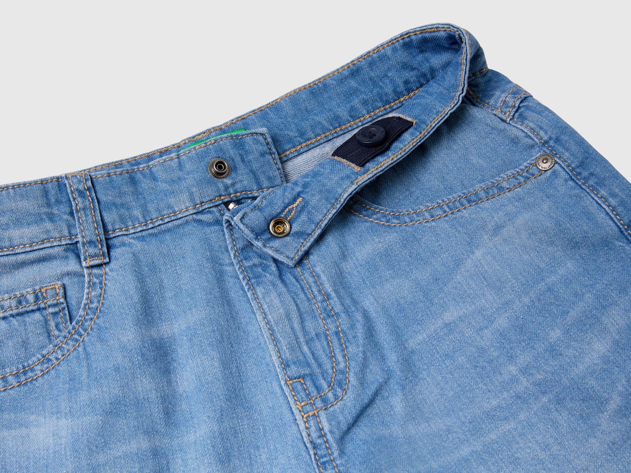 Bermuda leggeri di jeans - Image 3